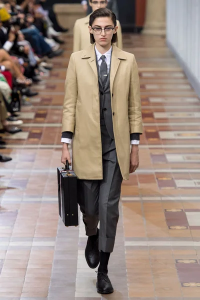 Look 10